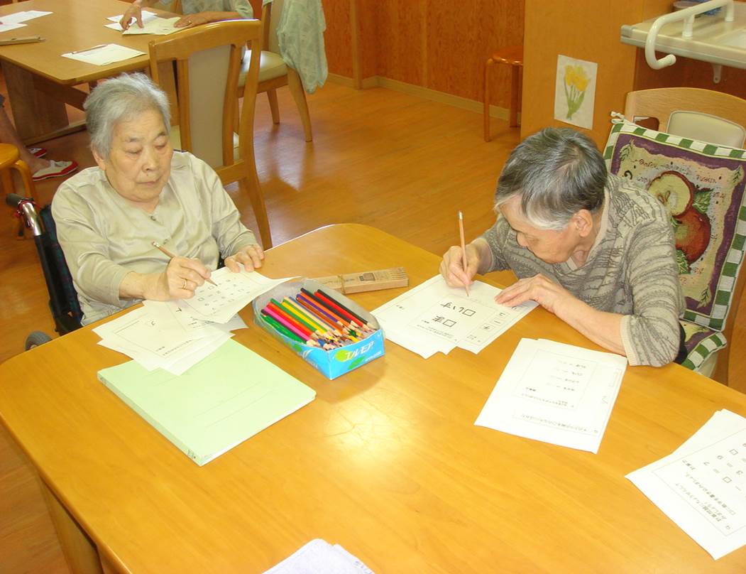 対象者が作業療法(脳トレーニング)をしているところ