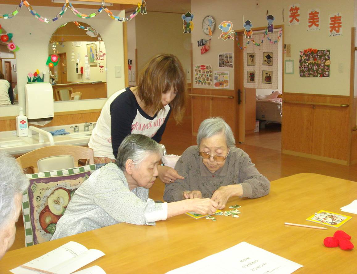 対象者が作業療法(パズル)をしているところ