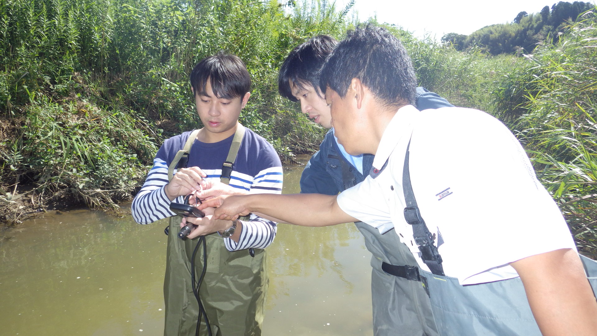 富山県氷見市の万尾川を対象とした水質調査の様子①