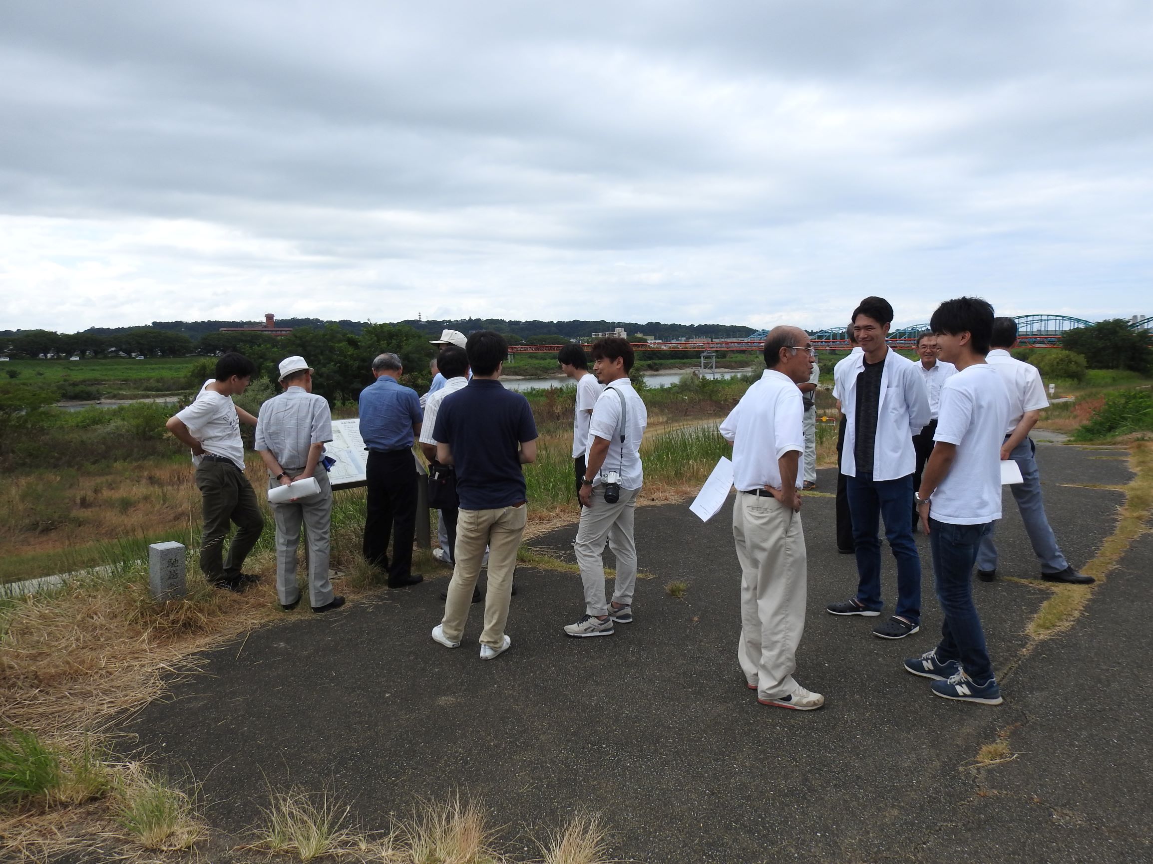 馳越線跡地で元河川技術者の方々から、神通川の河川の特徴を学んでいます。